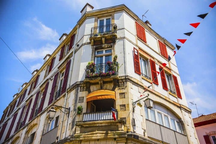 Hello Saint-Jean-de-Luz: Private 2Hour City Walk with Local Guide