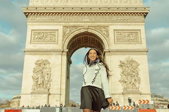 Paris: Professional Photoshoot at the Arc de Triomphe