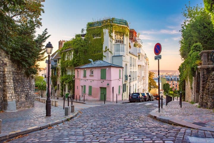 City Walk in Paris Montmartre with Audio Guide in 7 Languages