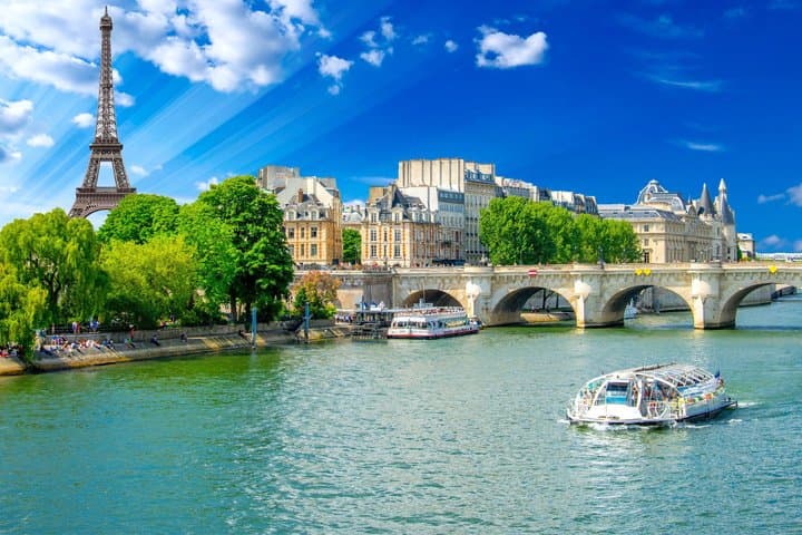 Paris 10+ Sights: Montmartre & Sacré-Coeur Walking Tour