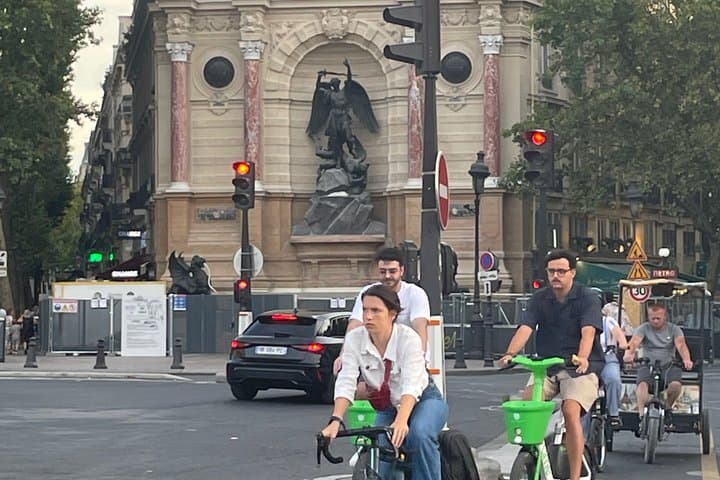 Private electric bike across the wonders of Paris