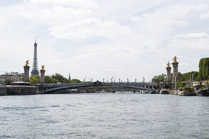 Your Private boat Captain Guide Explore Historical Paris