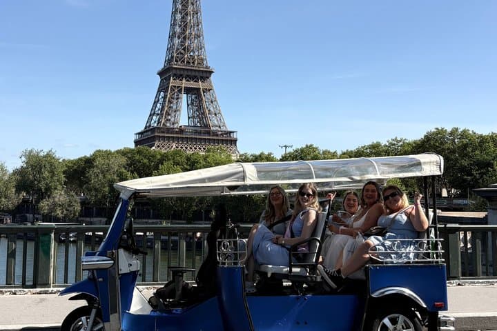 Paris: Electric Tuktuk tour with photo and audio stops