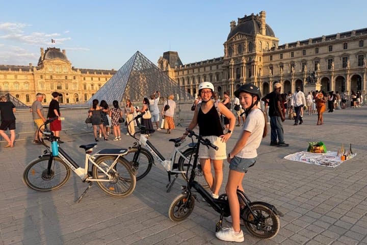 Paris: Small Group Highlights E-Bike Guided Tour