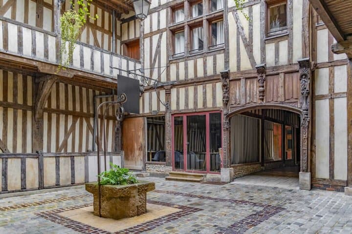 Hello Troyes: Private 2-Hour Intro City Walk with Local Guide
