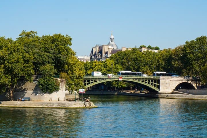 Self Guided along the Seine River Tour of Paris