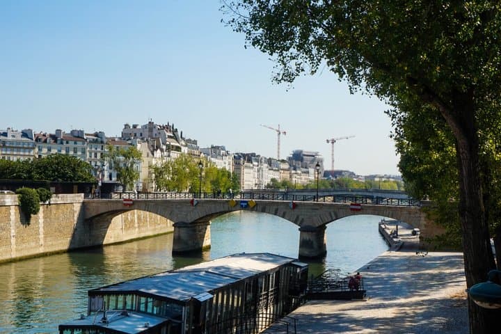 Self Guided along the Seine River Tour of Paris