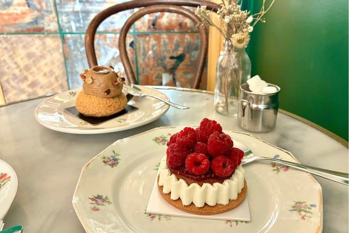 Lyon Private Pastry Tour Through Old Town and Traboules