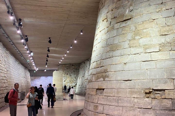 Private tour of the Louvre Masterpieces with Italian guide