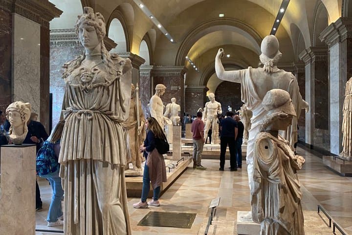 Private tour of the Louvre Masterpieces with Italian guide