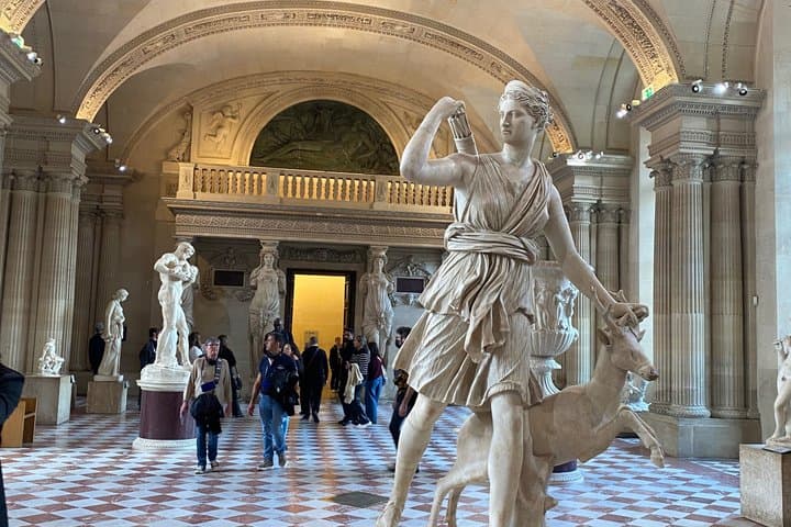 Private tour of the Louvre Masterpieces with Italian guide