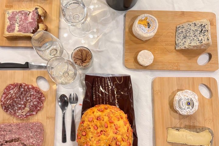 Lyon: Local Specialties Food Tour & Wine Tasting