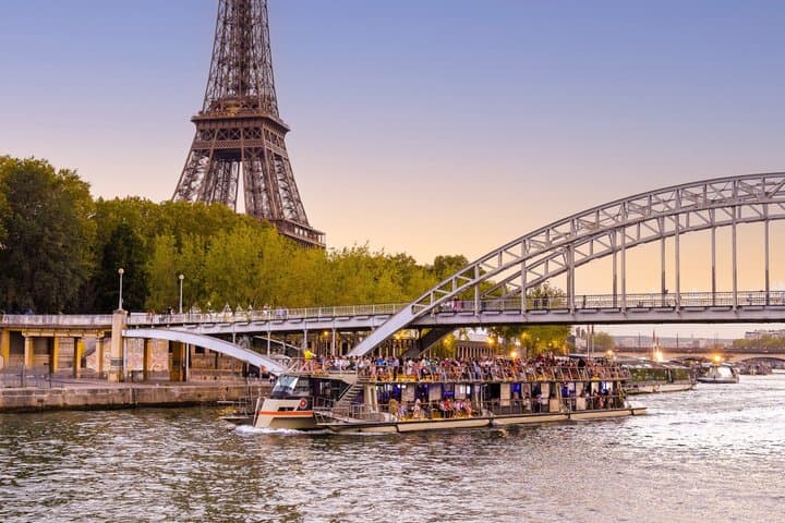Seine River Cruise and Eiffel Tower Photoshoot in Paris