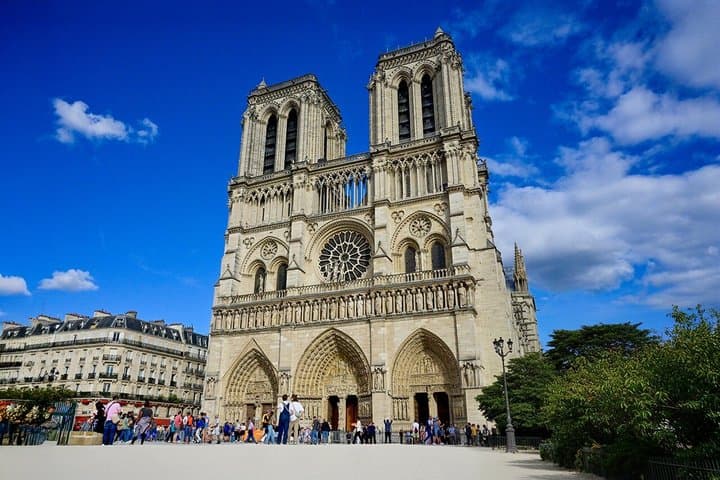Paris in a Day: Louvre Tour + Guided Montmartre & City Walks