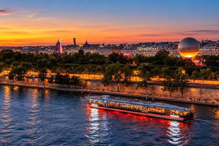 Paris: Evening Lights Cruise with Legendary Bateaux-Mouches