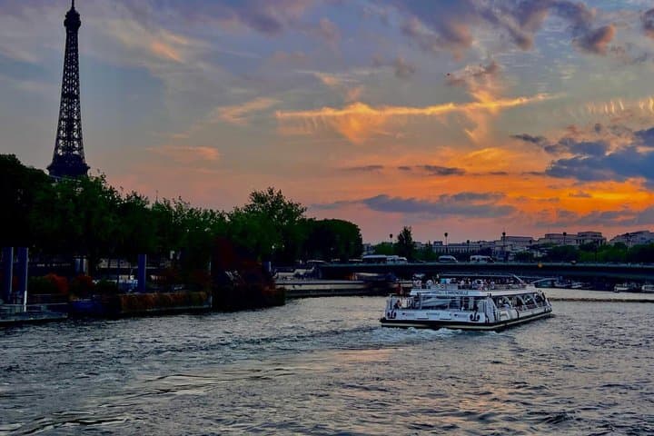 Paris: Evening Lights Cruise with Legendary Bateaux-Mouches