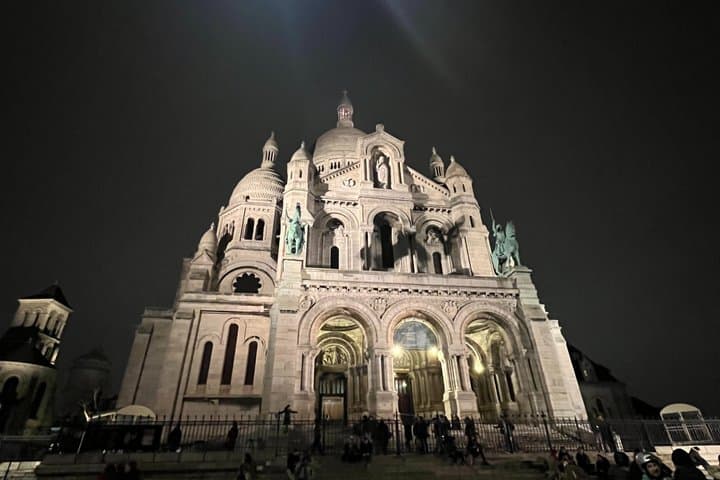 Walking Tour of Montmartre History and Wine Included