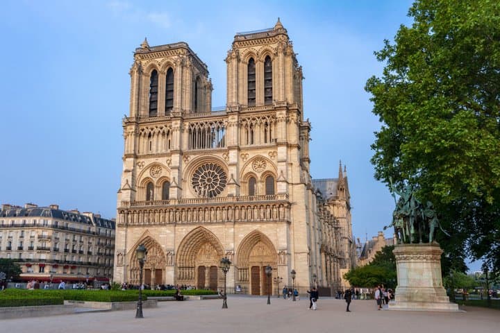Paris: Montmartre Walking Tour with Wine & Cheese Tasting