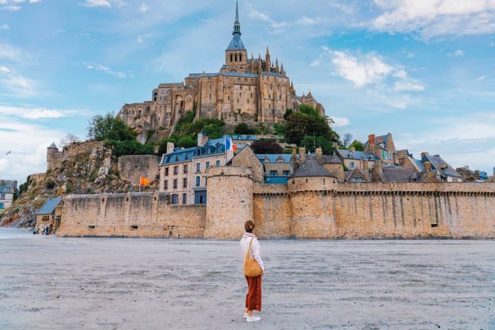 Mont Saint Michel and Local Creperie Lunch Bus Tour from Le Havre