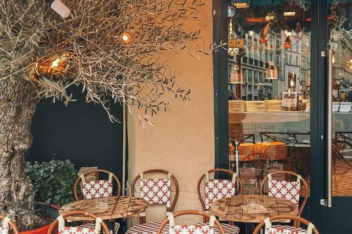 Paris: Le Marais Hidden Gems Walking Tour with Tasting