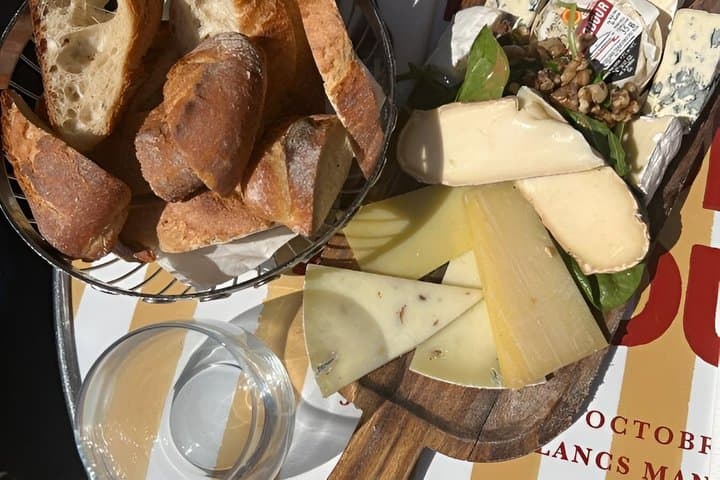Paris: Le Marais Hidden Gems Walking Tour with Tasting
