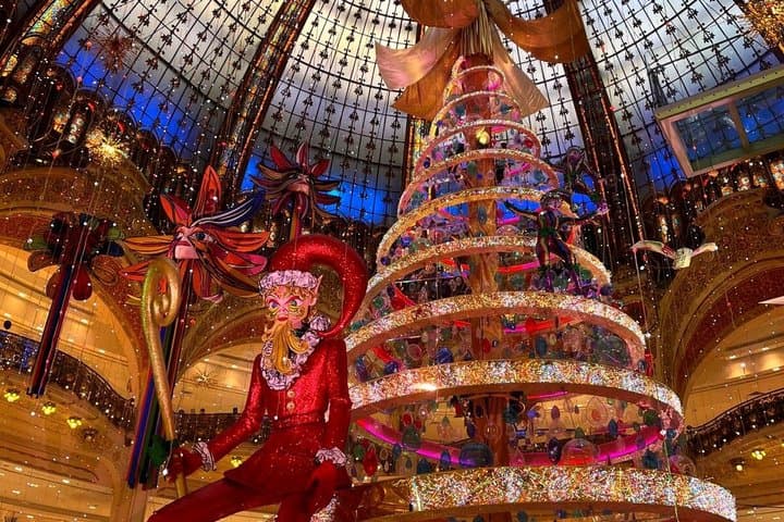 Paris Christmas Magic Private Tour with Lights and Hot Chocolate
