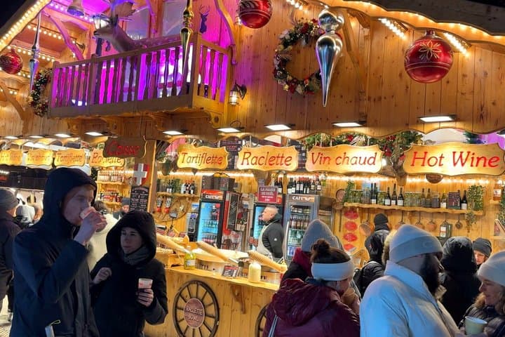 Paris Christmas Magic Private Tour with Lights and Hot Chocolate