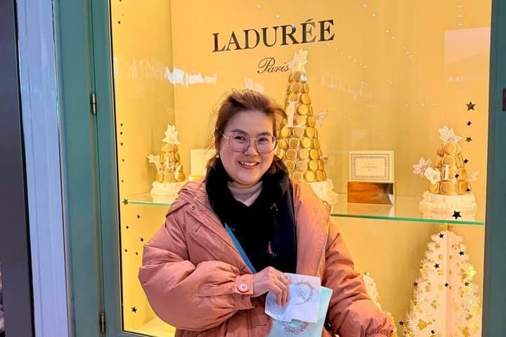 Paris Christmas Magic Private Tour with Lights and Hot Chocolate