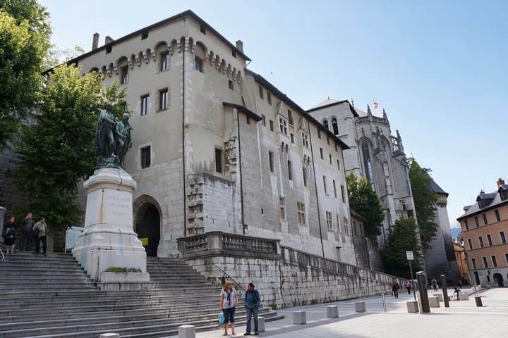 Hello Chambéry: Private 2-Hour Intro City Walk with Local Guide
