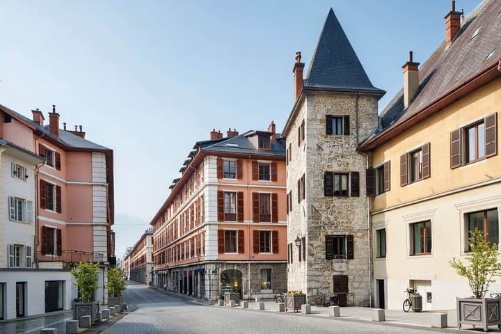 Hello Chambéry: Private 2-Hour Intro City Walk with Local Guide