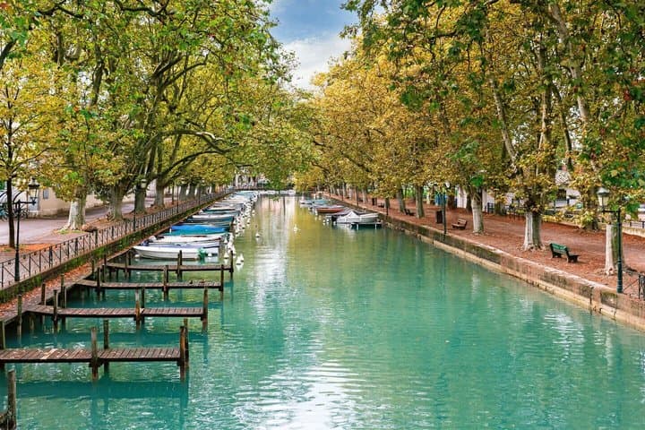 Hello Annecy: Private 2-Hour Intro City Walk with Local Guide