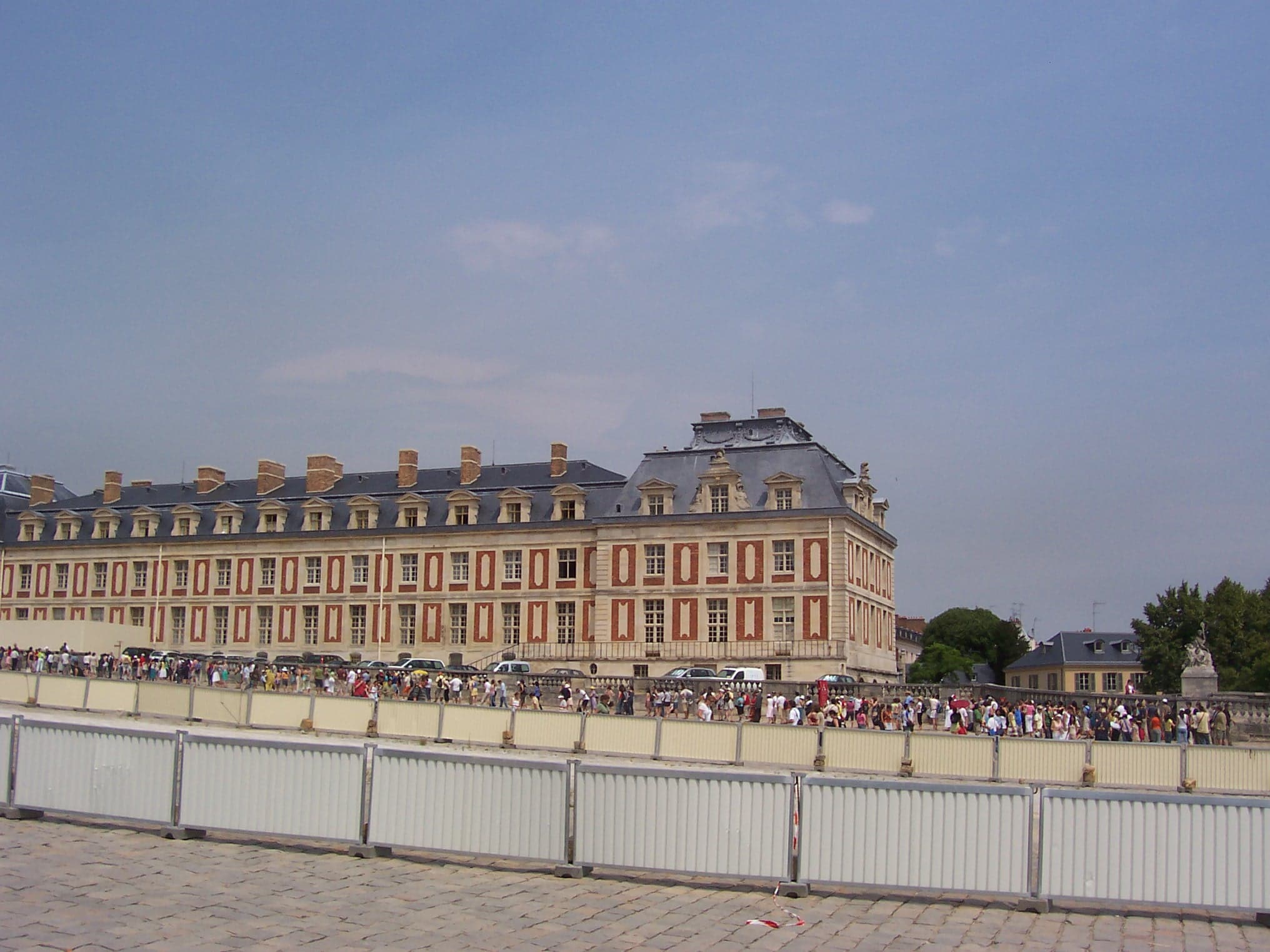 La façade du château de Versailles et la file d’entrée dans la cour d’honneur