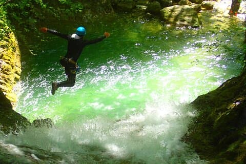 Jump into the sunny basin of the Furon canyon