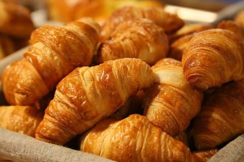 Croissants ! Emblématique, unique puff pastry pasta bread !!
An way very special and long to make these so good breads, with pasta, very good French butter.. This is the prominent ingredients ..