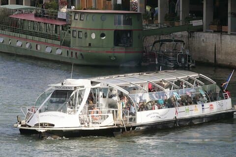 Guided Tour from Paris with Lunch in Cruise