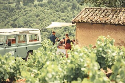 Discover the terroir of Beaujolais with us, in the best fashion ever, with drinks and snacks in the vineyards