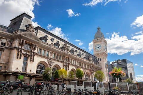 Transfer Paris Trainstation to Paris Hotel, fluent English driver