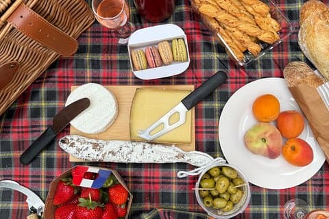 Gourmet Picnic in front of Eiffel Tower curated by Restaurateur