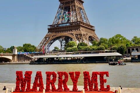 LETTERS OF ONE METRE MARRI ME AND 2 FLARES PROFESSIONAL CARPET AND PHOTOGRAPHER