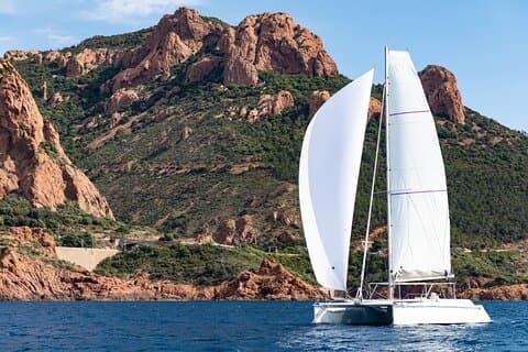 Sail aboard the catamaran Black Sail and discover the French Riviera in a different way: hoisted sails, turquoise sea and relaxation in the heart DE the Esterel.