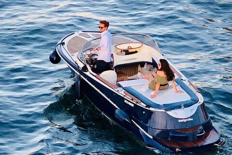 Premium private cruise on the Seine Paris Skipper included