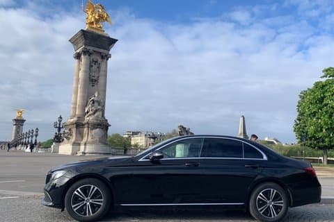 Lunch or Dinner Paris Cruise with private chauffeur transfers