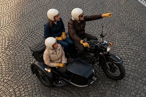 Paris: Shoot a Vertical Video on a Sidecar with a Pro Filmmaker