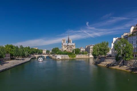 Evening Seine River Cruise with Musical Ambiance