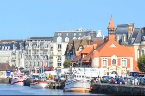 Private chauffeur service from Paris to Normandy 5 am or 10 am
