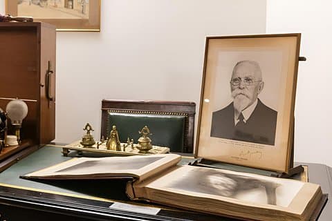 Guided tour of the Radiology Museum