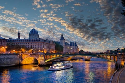Paris Dark History Night Tour with Wine and Cheese