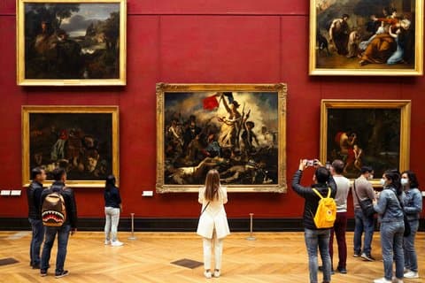 Louvre Museum Small Group Guided Tour with Reserved Entry