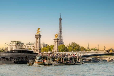 Paris Evening Seine Cruise and Complimentary Photo Shoot
