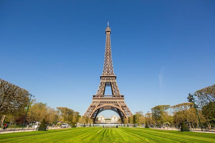 Priority Access at the Eiffel Tower with Host